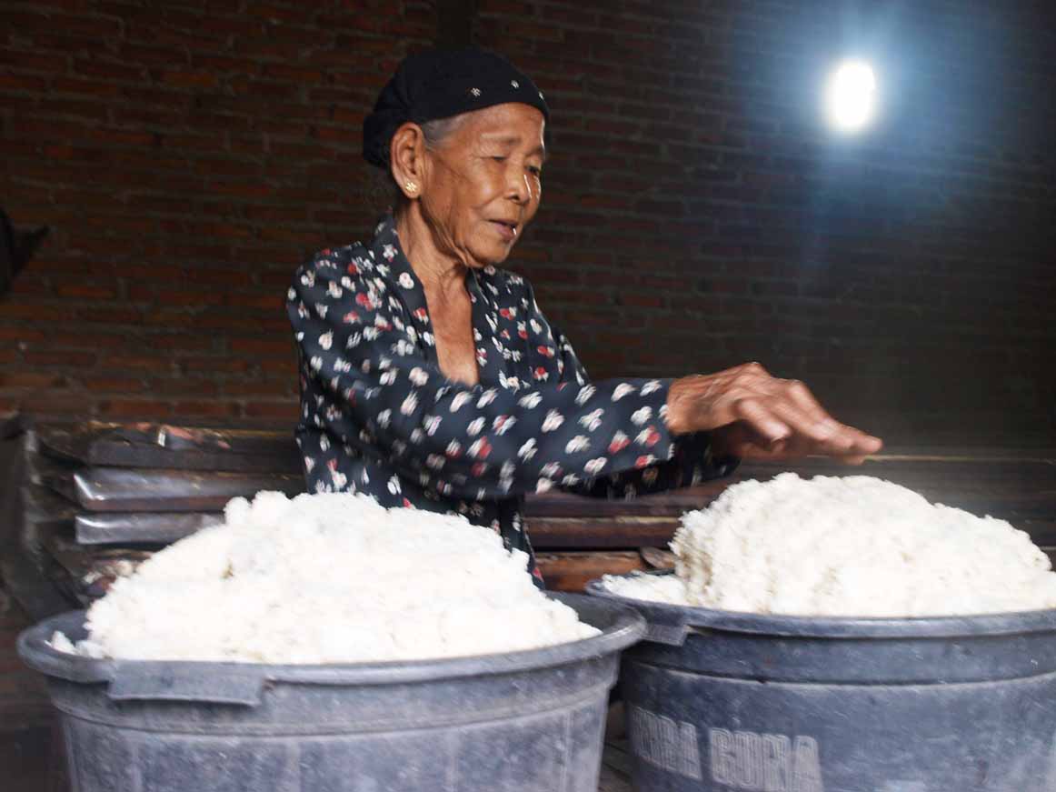 Mbak Marsiyem, sejak ada Belanda dan Jepang, sudah mencoba paham dan membuat panganan semriwing yang kemudian dinamakan brem. foto:widikamidi/ngopibareng.id