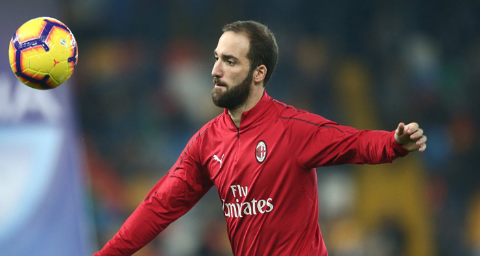 Cedera punggung Gonzalo Higuain diharapkan tidak serius karena AC Milan sangat membutuhkan tenaganya saat menjalani Liga Europa lawan Real Betis dan Juventus dalam pekan ini. (Foto: Twitter/@acmilan)