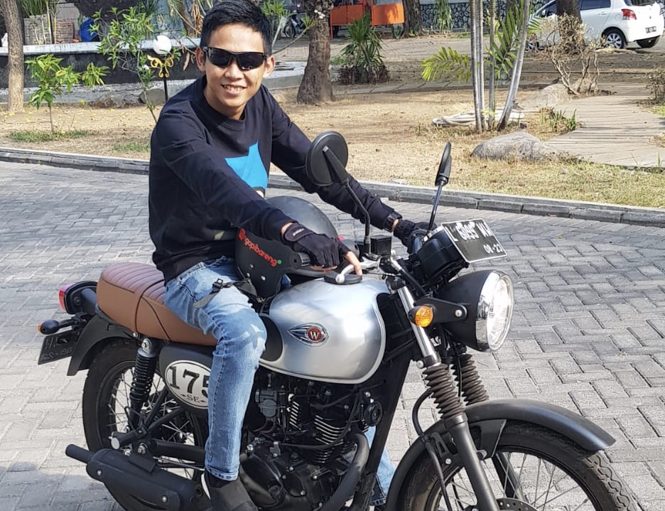 Seorang bikers bersama Kawasaki W175 silver. Foto: ngopibareng.id