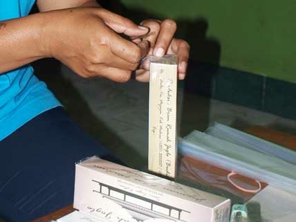 Proses packaging manual dan tradisional. Produksi Brem nyaris sepenuhnya di proses dengan tangan manual. foto:widi/ngopibareng.id