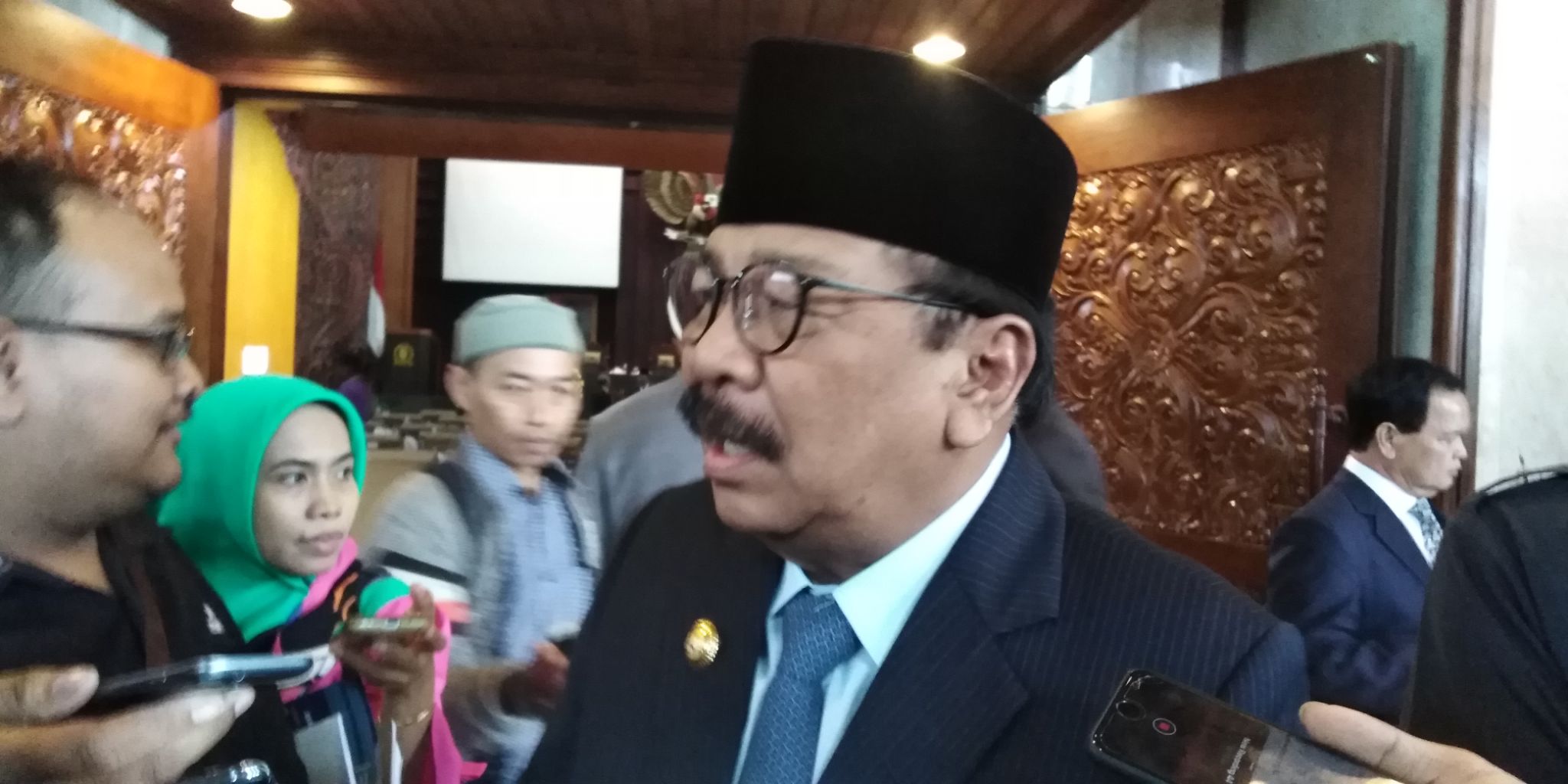 Pakde Karwo, saat ditemui di Kantor DPRD Jatim,  Senin, 5 Oktober 2018. (foto: farid/ngopibareng.id) 