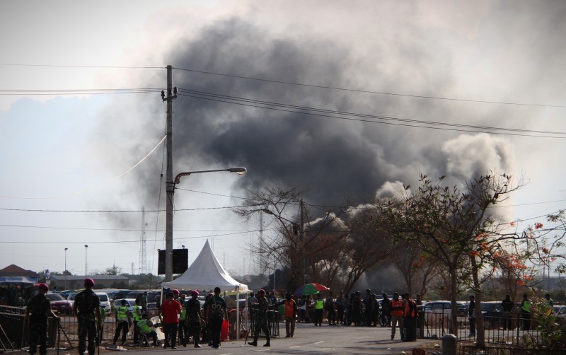 Kebakaran ban di sirkuit sebelah gelora bung tomo Surabaya ( foto : Roesdan/ngopibareng.id)