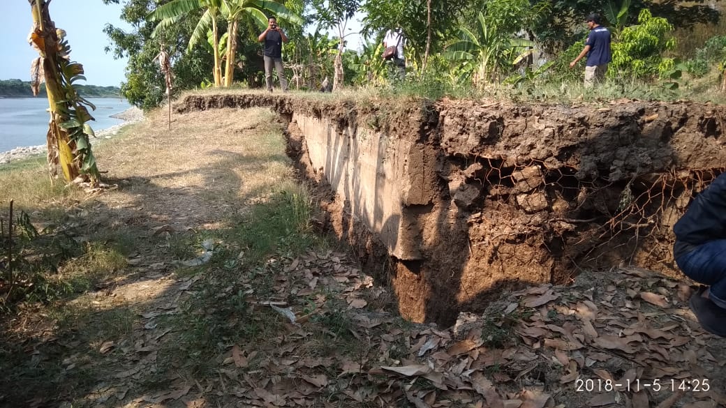  Tanggul longsor disebabkan oleh hujan deras yang mengguyur wilayah setempat sekitar dua minggu lalu. (Foto: Totok/ngopibareng.id)