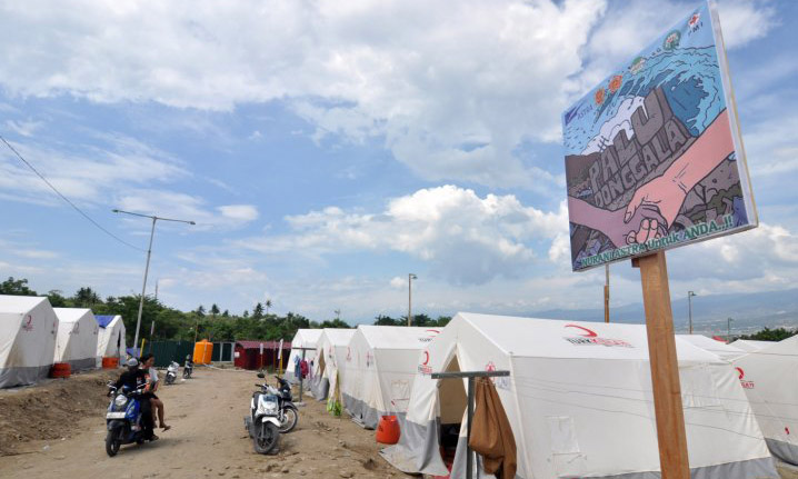 Sejumlah pengungsi korban bencana alam gempa dan pencairan tanah (likuifaksi) beraktivitas di sekitar tenda huniannya di Kamp Pengungsian Terpadu di Kelurahan Balaroa, Palu, Sulawesi Tengah, Kamis, 1 November 2018. Hingga hari keenam masa transisi darurat ke pemulihan, sebagian besar pengungsi korban gempa, tsunami dan likuifaksi di daerah tersebut telah menempati hunian yang layak yang dilengkapi dengan sejumlah fasilitas sembari menunggu selesainya pembangunan hunian sementara (huntara). (Foto: Antara)