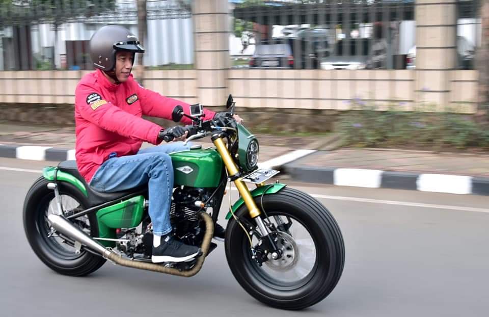 Presiden Jokowi dengan tunggangan barunya Kawasaki W175. Foto: istimewa