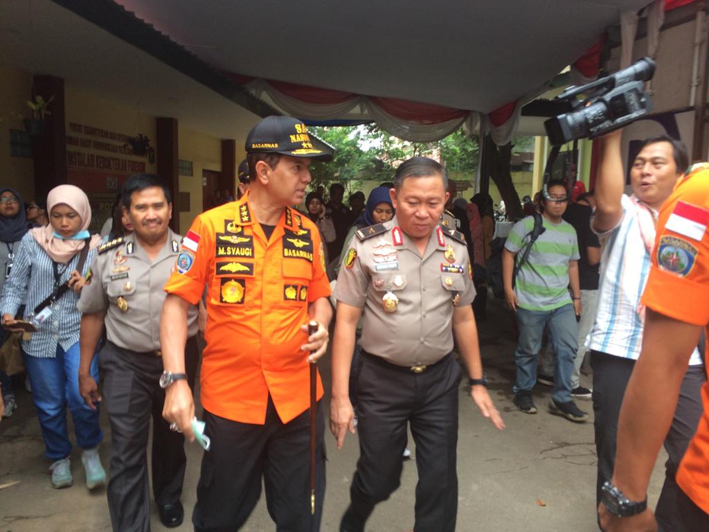 Kepala Basarnas Syaugi bersama dengan Kepala Dokkes Polri Brigjen Pol Arthur Tamphi. (Foto: Asmanu/ngopibareng.id) 