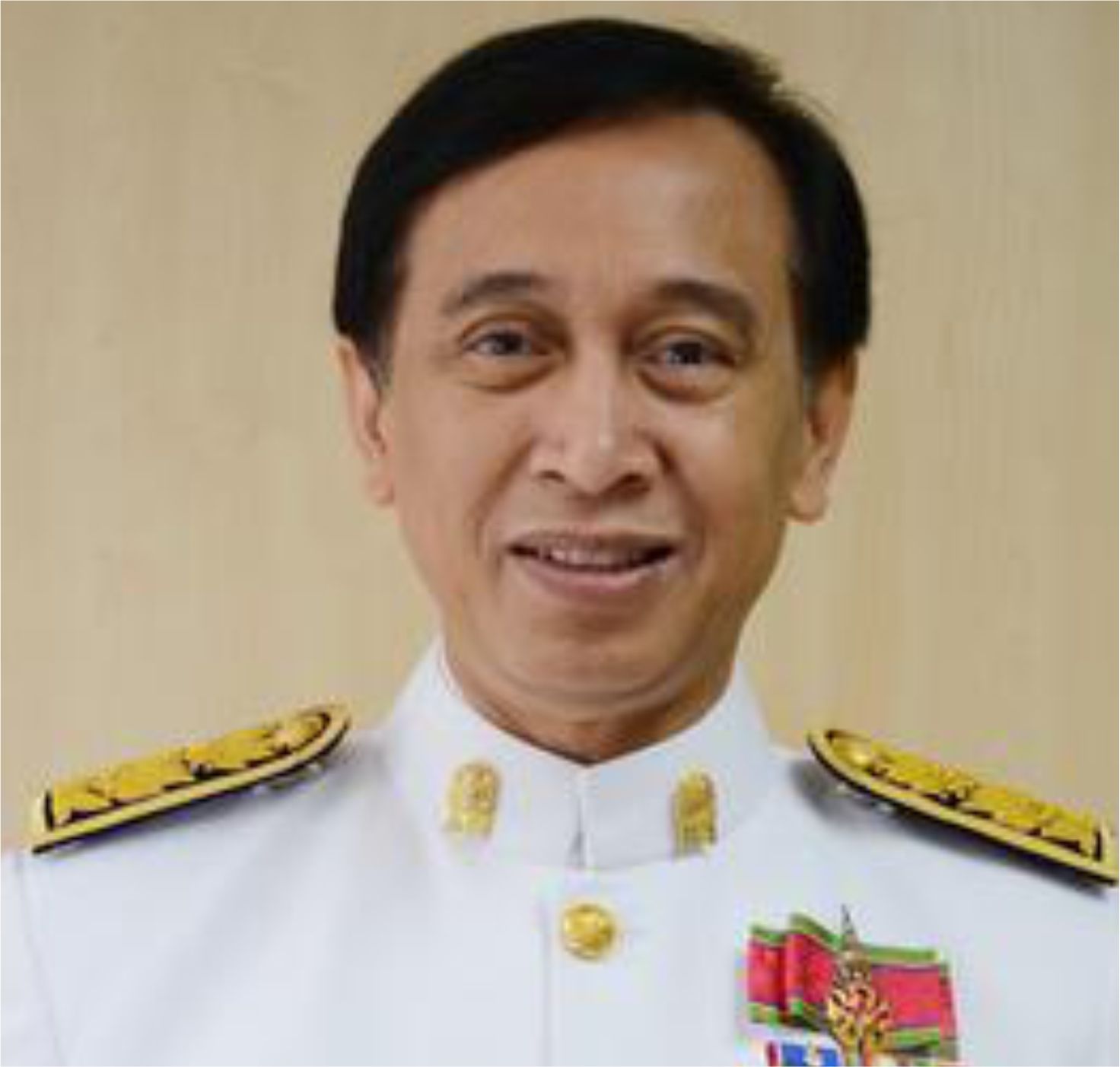 Winai Dahlan dengan pakaian dinas pejabat Thailand. (Foto Istimewa)