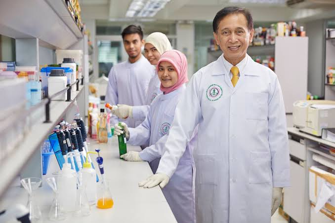 Winai Dahlan bersama para penelitinya di laboratorium halal center di Bangkok. (Foto Istimewa)