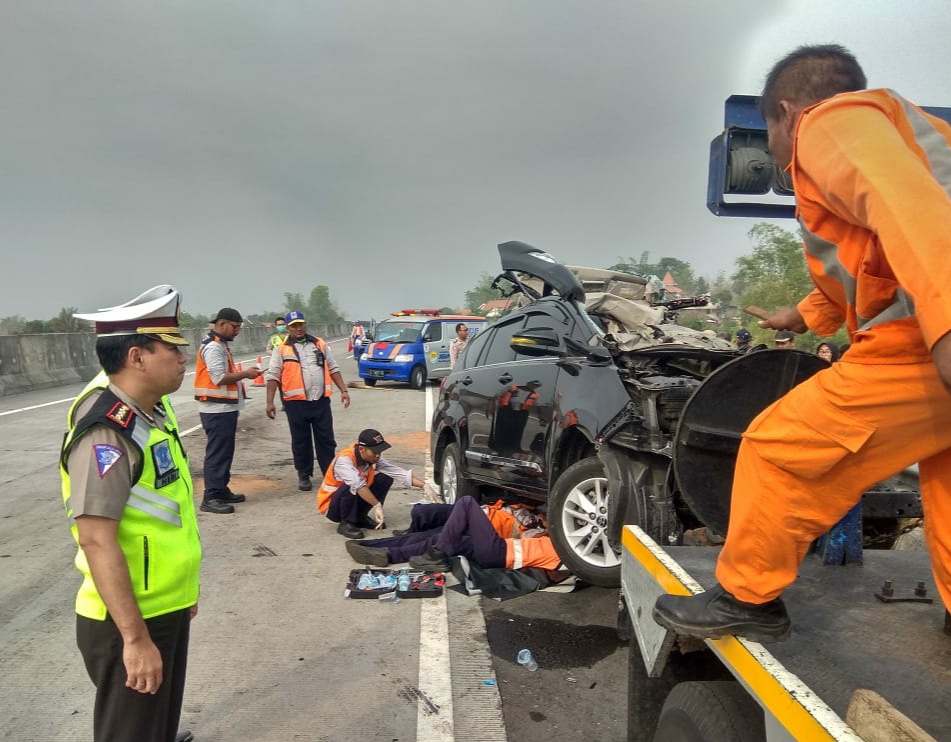 Petugas mengevakuasi Kijang Innova yang terlibat kecelakaan di Jalan Tol Sumo. Foto: istimewa
