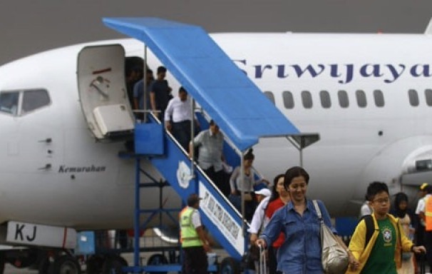 Penumpang turun dari Pesawat Sriwijaya Air. Foto: dok/antara