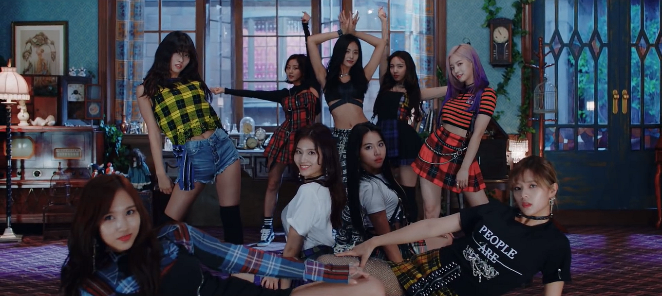 Penampilan TWICE di video musik Yes or Yes di YouTube. 