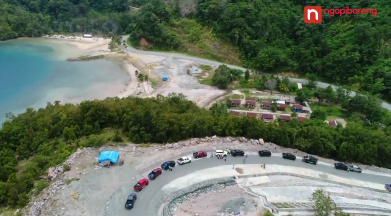 Pesona Jalan Trans Papua Barat cukup indah dengan panorama pantai dan bentangan hutan alam tropis yang hijau jika dilihat dari udara. (Foto: Balai Pelaksanaan Jalan Nasional XVII Manokwari)