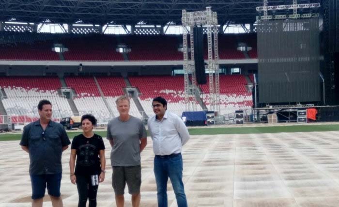 Rumput GBK ditutup plastik jelang konser Guns N' Roses. (Foto: Antara)