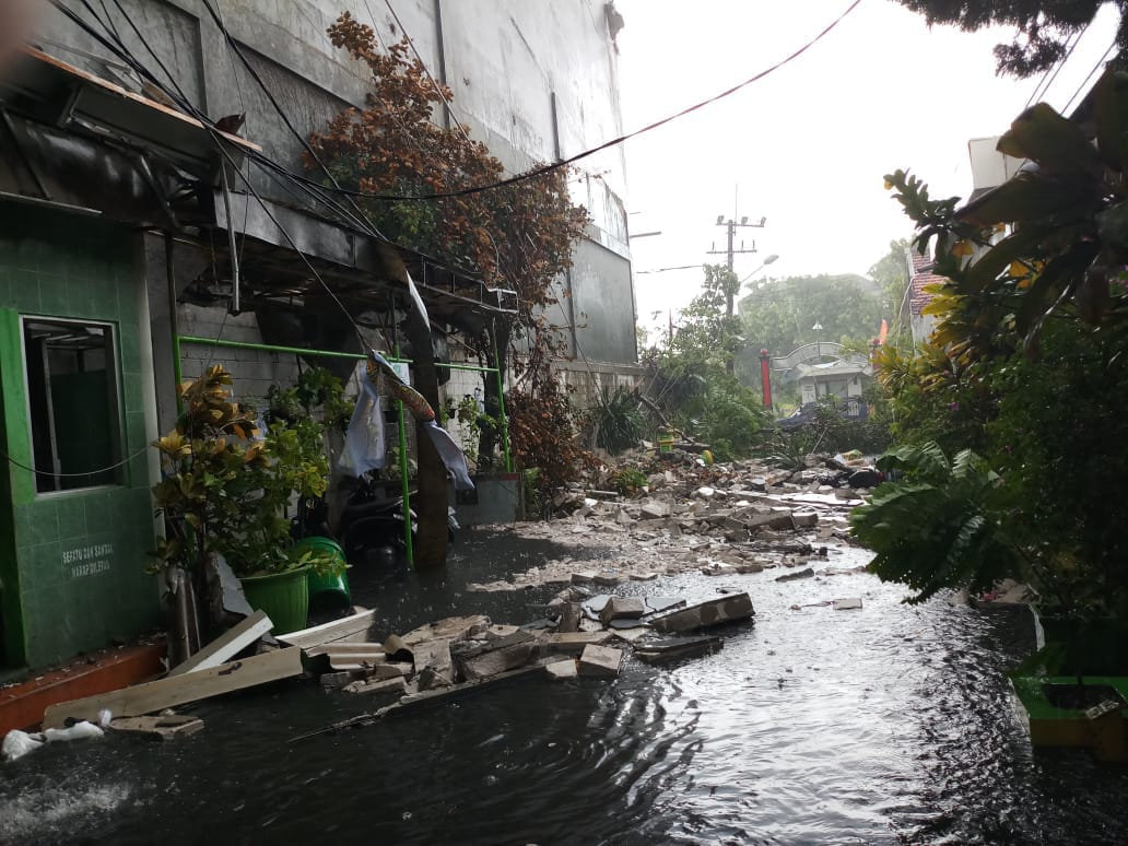 Reruntuhan bangunan GOR Cahaya Tengger akibat hujan deras mengguyur Surabaya bagian barat, Selasa, 6 November 2018. (Foto: Widi Kamidi/ngopibareng.id)