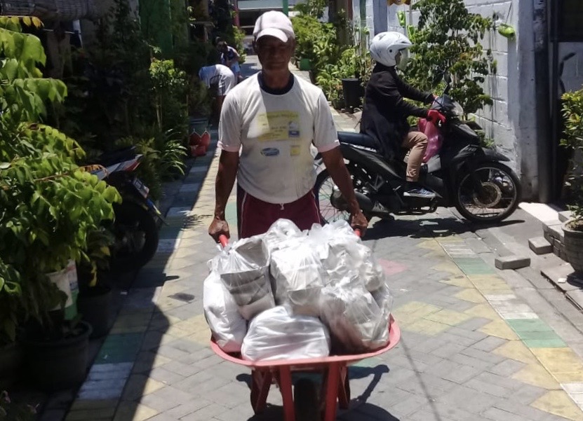 Nasi bungkus sedekah diangkut dengan gerobak di salah satu masjid kampung di Surabaya. (Foto Istimewa)