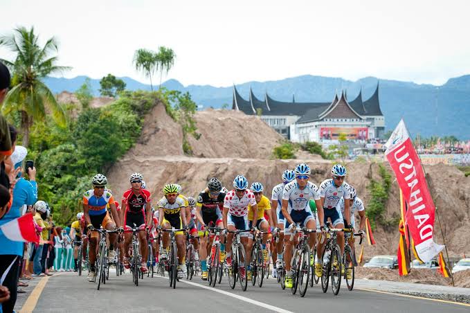 Puluhan pebalap adu cepat di Tour de Singkarak. Foto: dok/antara