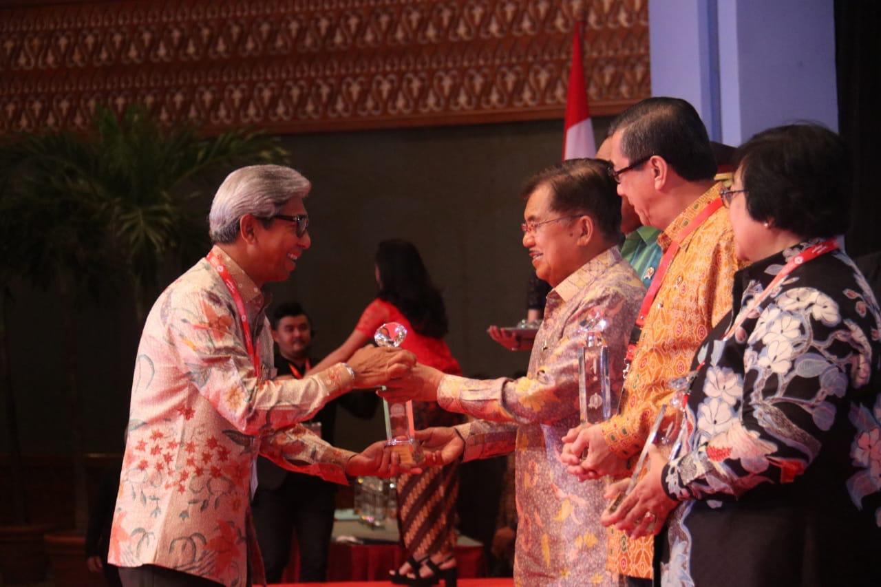 Wamenlu AM Fachir (kiri) menerima penghargaan inovasi Pelayanan Publik yang diserahkan oleh Wakil Presiden Jusuf Kalla. Foto: istimewa