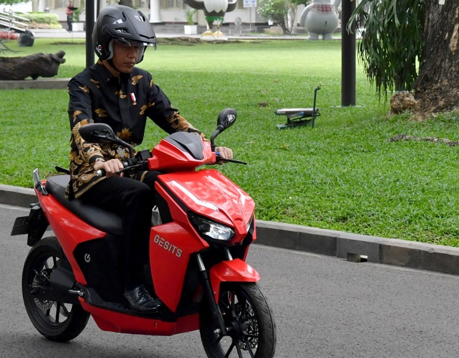 Presiden Joko Widodo saat menjajal motor listrik Gesits, di Istana Merdeka, Rabu, 7 November 2018. (Foto: Biro Setpers Presiden)