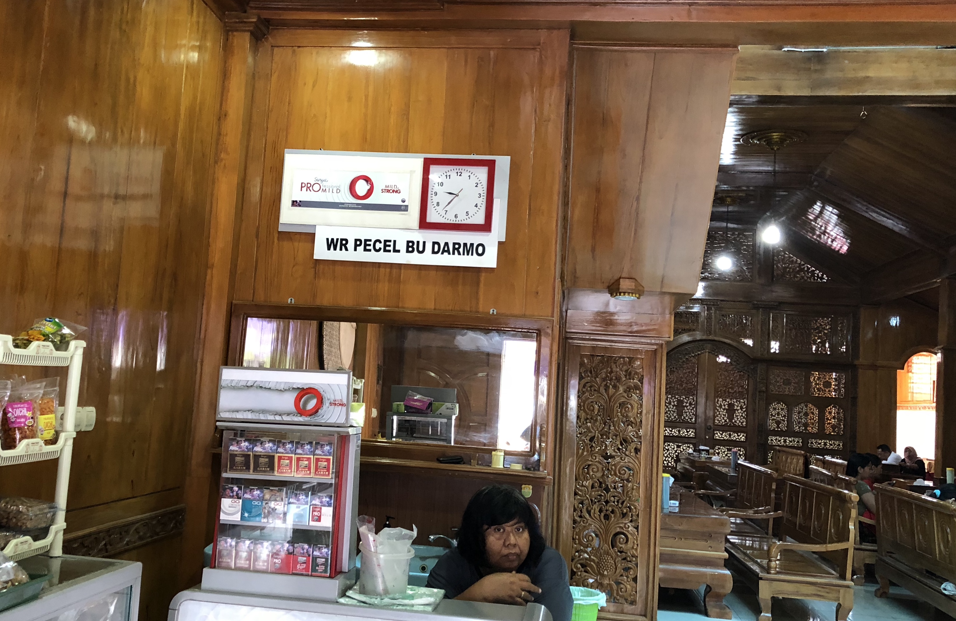 Kasir Warung Pecel Bu Darmo Banjaran Kediri. (Arif Afandi/ngopibareng)