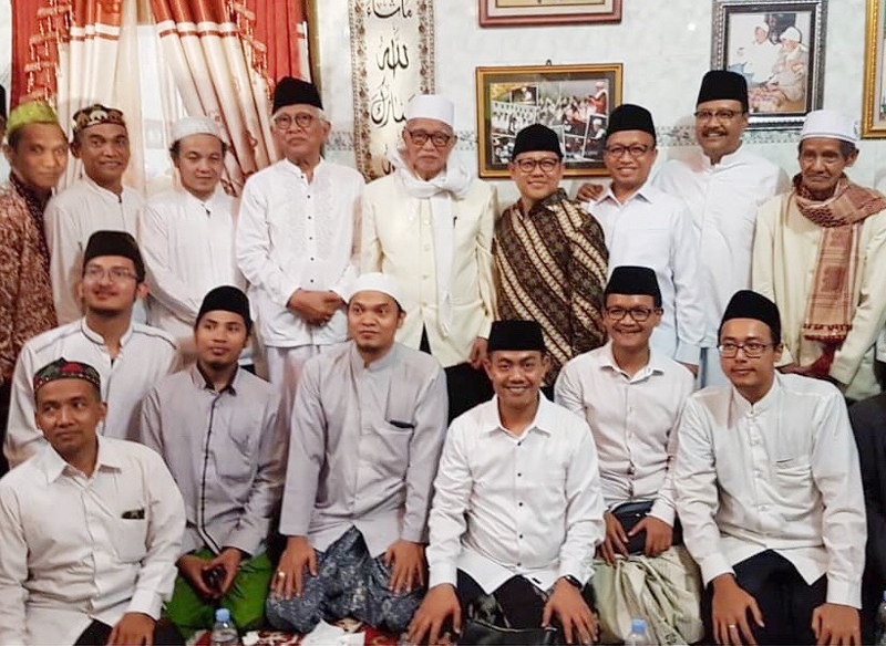 HAUL: Gus Mus saat acara Haul ke-3 KH Aziz Manshur di Pesantren Paculgowang, Kecamatan Diwek, Kabupaten Jombang. (Foto: nu for ngopibareng.id) 