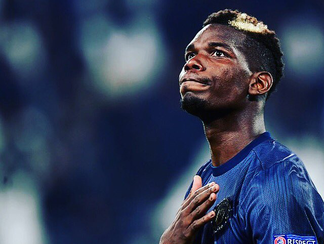 Paul Pogba beri penghormatan kepada fans Juventus yang menyambutnya dengan hangat ketika Manchester United menyambangi markas Juventus dalam Matchday-4 Liga Champions, Kamis 8 November 2018 dini hari tadi. (Foto: Twitter/@paulpogba)