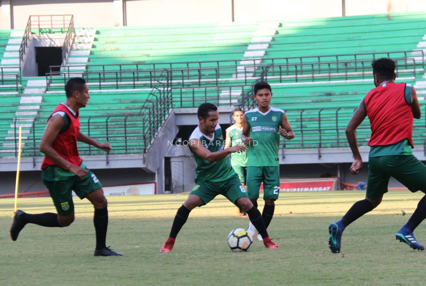 Persebaya saat berlatih di Stadion Gelora Bung Tomo. (foto: Haris/ngopibareng)