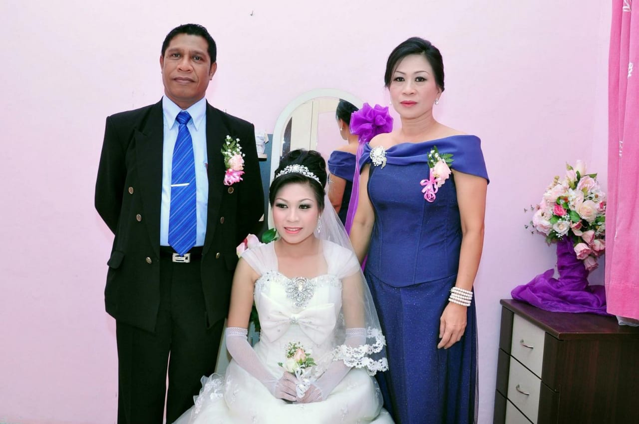 Almarhum Rudolf bersama istri pertamanya saat pernikahan putrinya, Gabriella. (Foto: Asmanu)