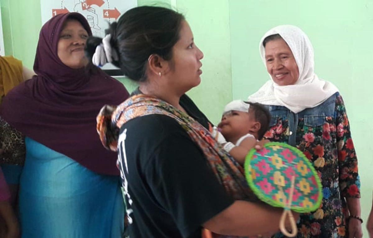 Bayi Hafid (digendong) usai dioperasi di RSUD dr Mohamad Saleh, Kota Probolinggo. (Foto: Ikhsan/Ngopibareng.id)