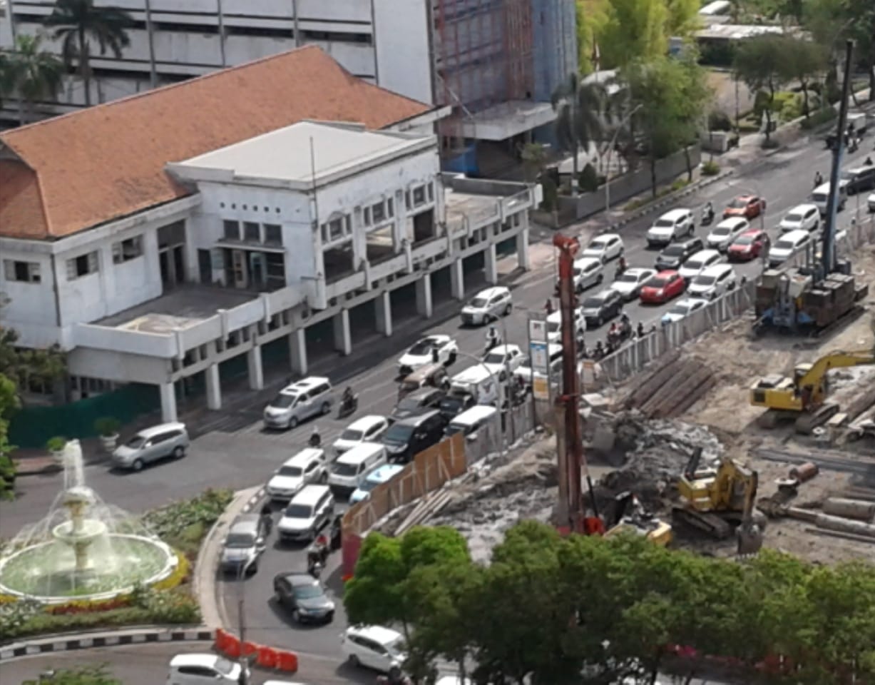 Simpang Air Mancur Pemuda nampk macet imbas proyek Balai Pemuda, Surabaya. (Foto: M Anis/ngopibareng.id)