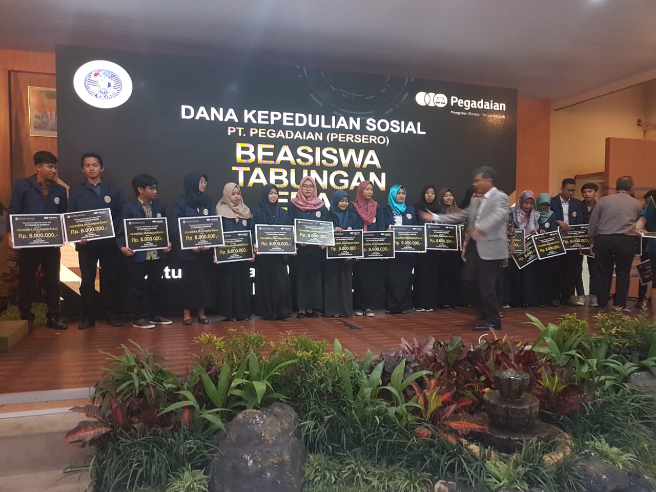 PT. Pegadaian saat memberikan beasiswa kepada mahasiswa berprestasi Universitas Airlangga. (Foto: Pegadaian) 