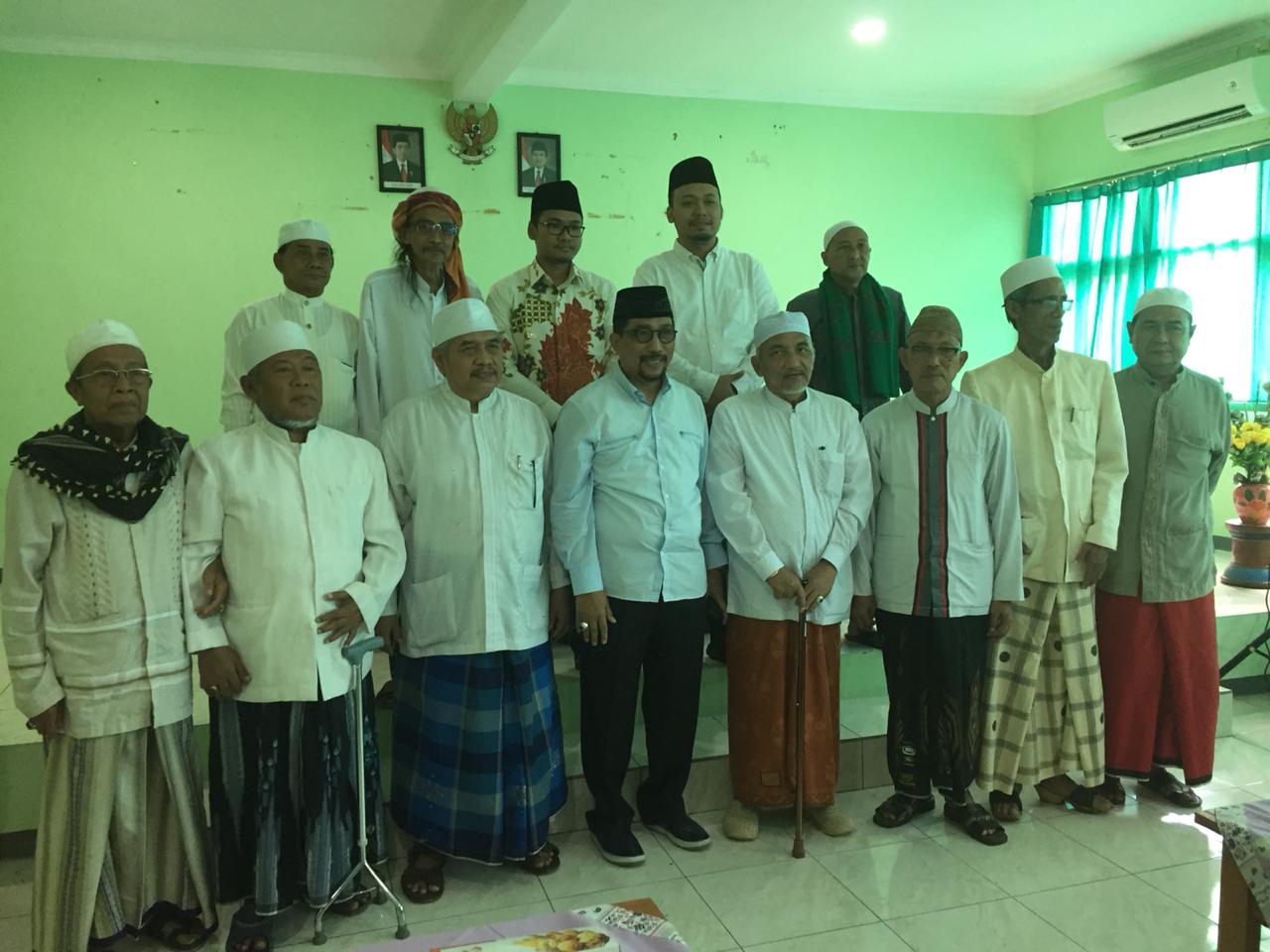 Jajaran Tim Kampanye Daerah (TKD) Jatim Pasangan Capres dan Cawapres Joko Widodo - KH Ma'ruf Amin bersilaturahim dengan para kiai di Posantren Al-Hikam, Bangkalan, Madura. Mereka juga berziarah ke makam Syaichona Cholil, Jumat 9 November 2018. (Foto: Farid/ngopibareng.id)