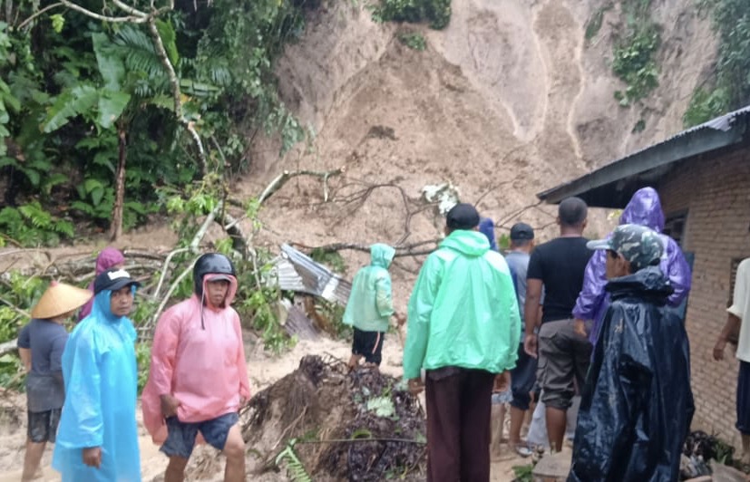 Longsor yang terjadi di Sumatera Barat. Foto: BNPB