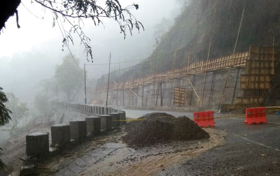 Jalur Trenggalek - Ponorogo KM 16 Dusun Pacar, Desa Nglinggis Kecamatan Tugu, Trenggalek kembali ditutup seiring hujan deras mengguyur kawasan tersebut, Jumat, 9 November 2018 petang. (Foto: BPBD Trenggalek)