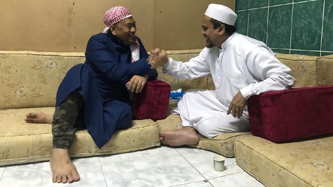 Imam Besar Front Pembela Islam (FPI) Habib Rizieq dan mantan pengacaranya, Kapitra Ampera.