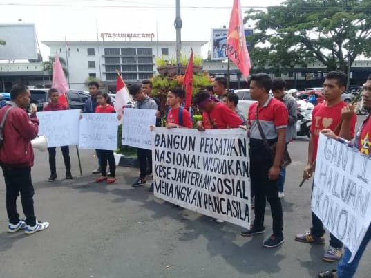 Eksekutif Kota Liga Mahasiswa Nasional untuk Demokrasi (EK-LMND) menggelar aksi demo peringati Hari Pahlawan. foto:EK-LMND