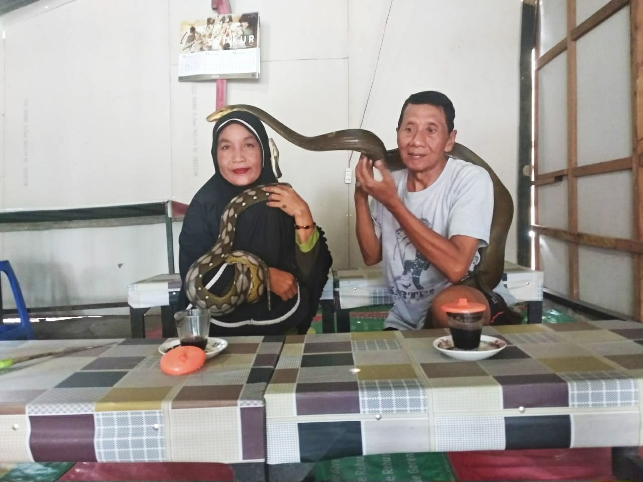 Subakir dan istri dengan ular-ularnya. foto:totok martono