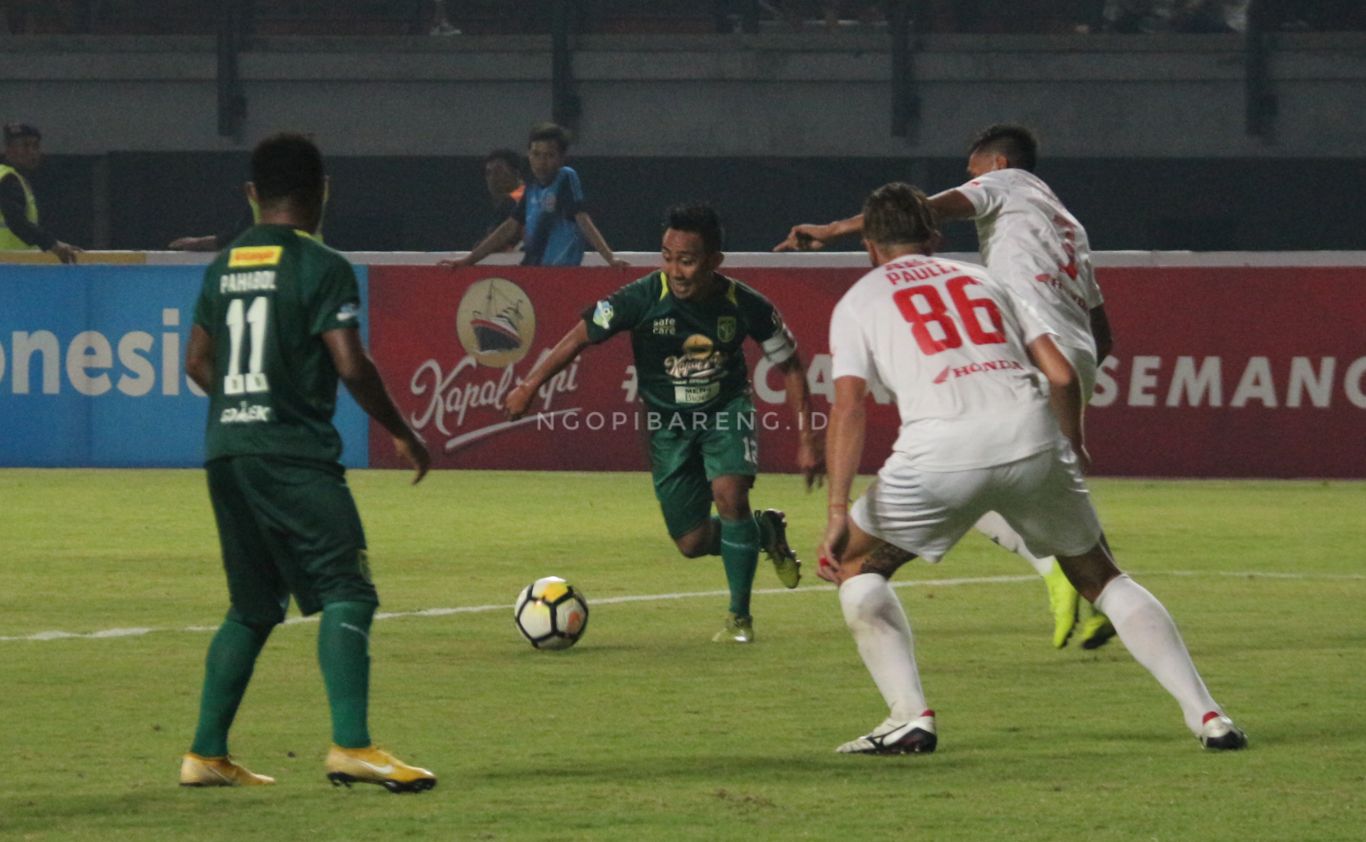 Kapten Persebaya, Rendi Irwan saat menghadapi PSM Makassar. (foto: Haris/ngopibareng)