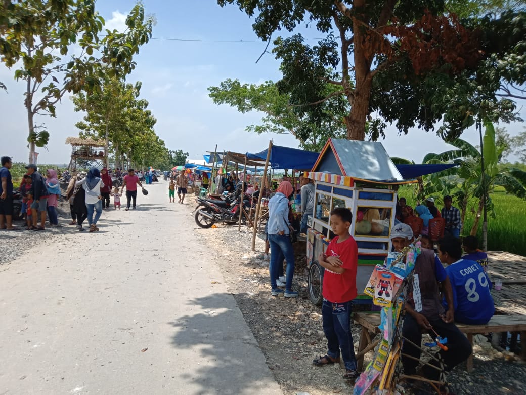 Warga memanfaatkan agro wisata dengan membuka warung dan tempat parkir