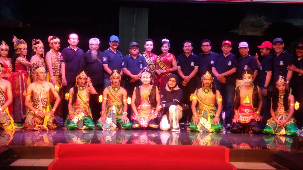 PARA PENDUKUNG: Wayang Orang tim kesenian kebanggaan  Kota Blitar, meramaikan peringatan Hari Pahlawan di Anjungan Jatim TMII Jakarta. (Foto : asmanu/ngopibareng.id)