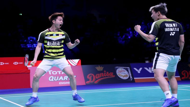 Selebrasi ganda putra bulutangkis Indonesia Kevin/Markus setelah menjuarai Fuzhou China Terbuka 2018, Minggu, 11 November 2018. (Foto: dok. PBSI)