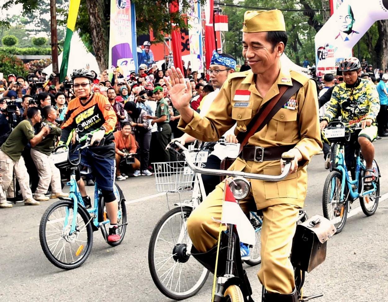 Ini peristiwa Pak Jokowi yang suantai menaiki sepeda kemarin, pas Hari Pahlawan. Ini bisa jadi awalan yqng baik untuk mengundang wistawan di Festival Gedung Sate besok. Foto:Setpres