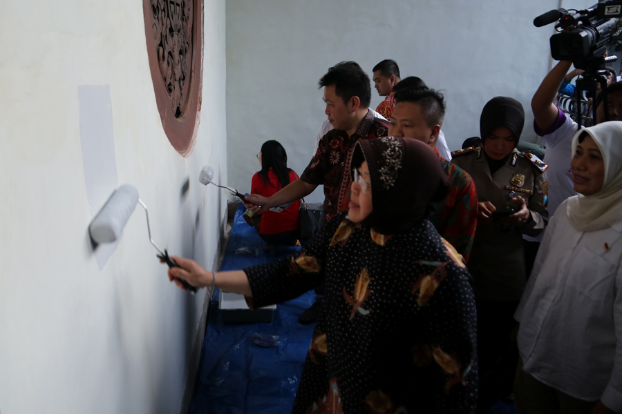 Wali Kota Surabaya mengecat salah satu rumah di kawasan Jalan Karet Surabaya Utara. (Foto: Farid/ngopibareng.id)