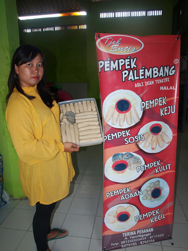 Tetap sederhana meski kini sudah memiliki pabrik pempek. foto;widikamidi/ngopibareng.id
