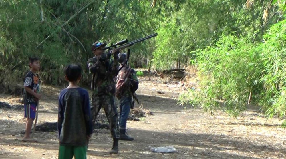 Suasana perburuan kera liar di sekitar rumpun bambu di Kelurahan Kedungasem, Kota Probolinggo. (Foto: Ikhsan/ngopibareng.id)