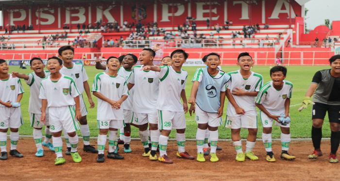 Ekspresi kegembiraan pemain Persebaya U-13 usai memastikan kemenangan 1-0 atas PSBK Peta U-13 di final Liga Remaja U-13. (Foto: Ngopibareng) 