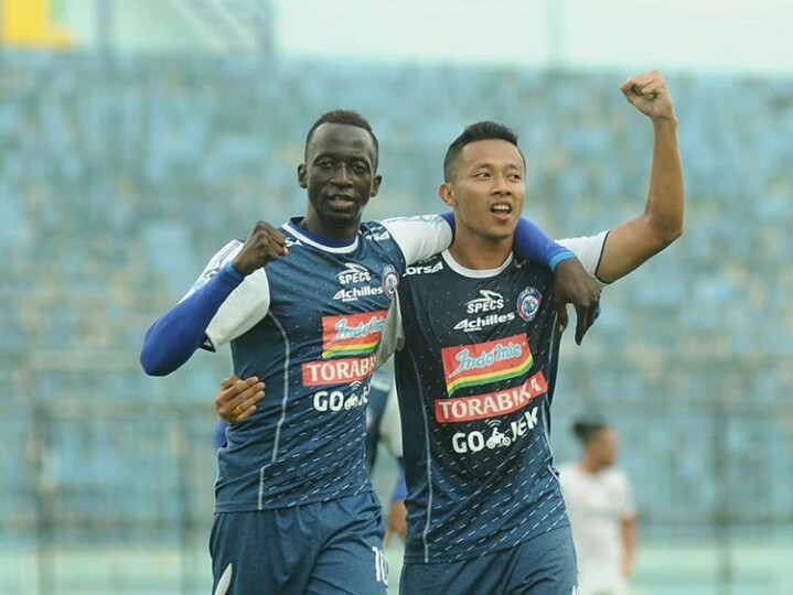 Makan Konate merangkul Dendi Santoso. (Foto: Arema FC)