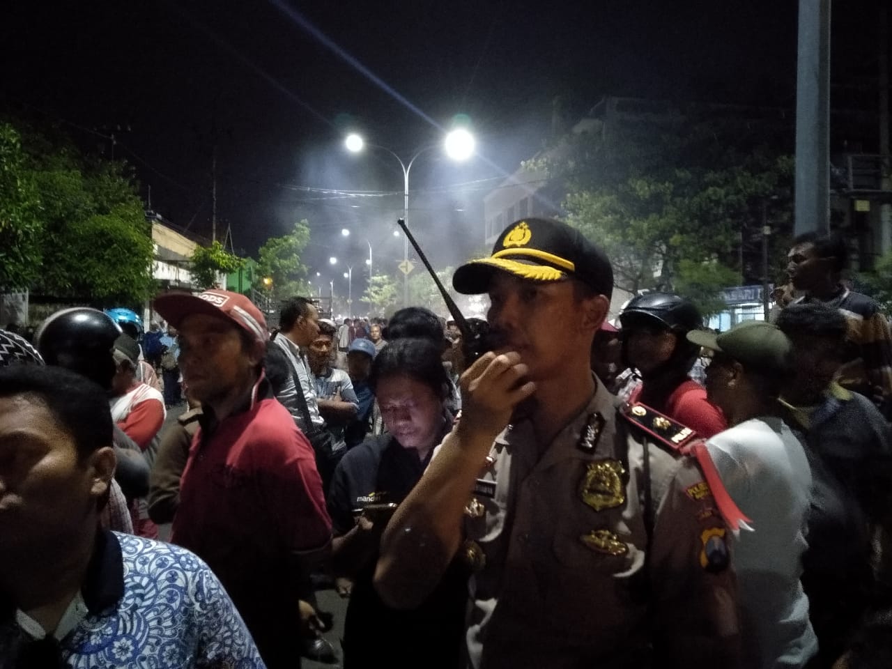 Polisi mengamankan massa. foto:can