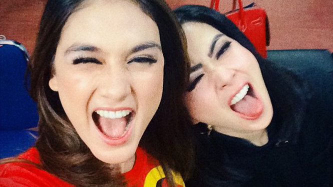 Luna Maya dan Syahrini.