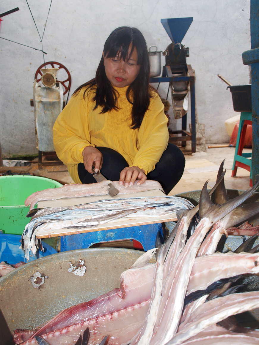 Tjek Entis, milih ikan tengiri yang bagus dan paling segar. Ikan paling segar adalah langsung dari tangkapan nelayan. foto:widikamidi/ngopibareng.id
