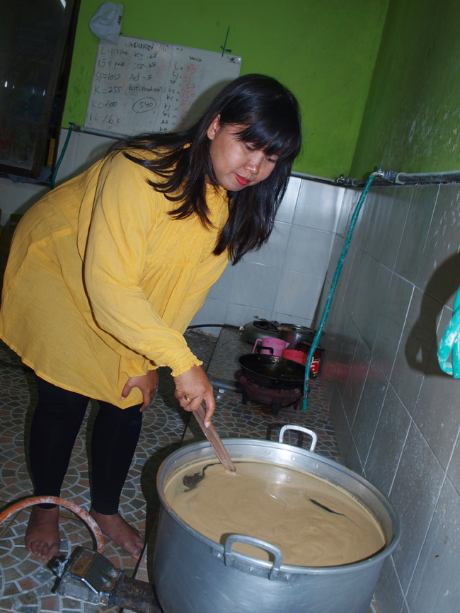 Membuat adonan bumbu, dan merebus ikan. foto:widi/ngopibareng.id